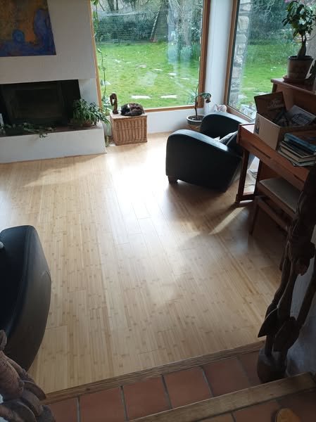 Un intérieur qui respire l'élégance et la nature – Parquet Bambou